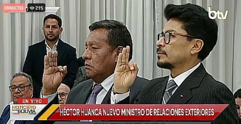 Héctor Huanca y Fernando Aramayo juran como nuevos ministros este lunes. Foto: Captura