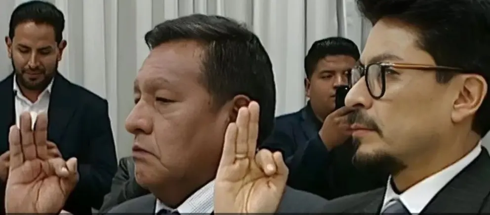 Héctor Huanca y Fernando Aramayo juran como nuevos ministros este lunes. Foto: Captura