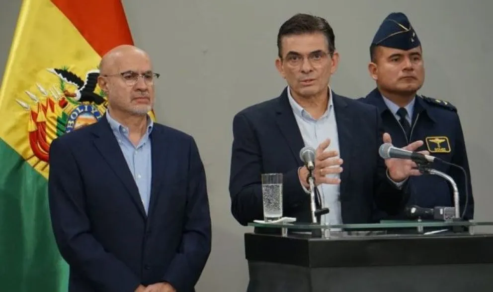 El presidente Rodrigo Paz  y el ahora exministro José Luis Lupo en una conferencia de prensa anterior. Foto: APG