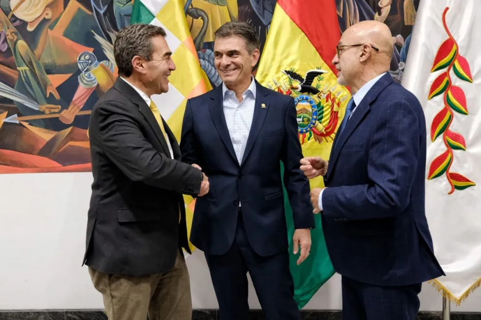 El presidente Rodrigo Paz junto a los ahora exministros de Planificación y de la Presidencia, Fernando Romero y José Luis Lupo, respectivamente. Foto: Oficina de Presidencia