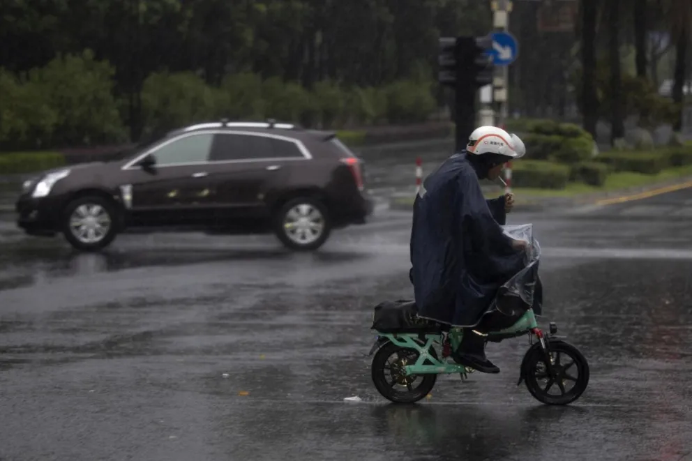 Una persona en medio de la lluvia. Foto: EFE 