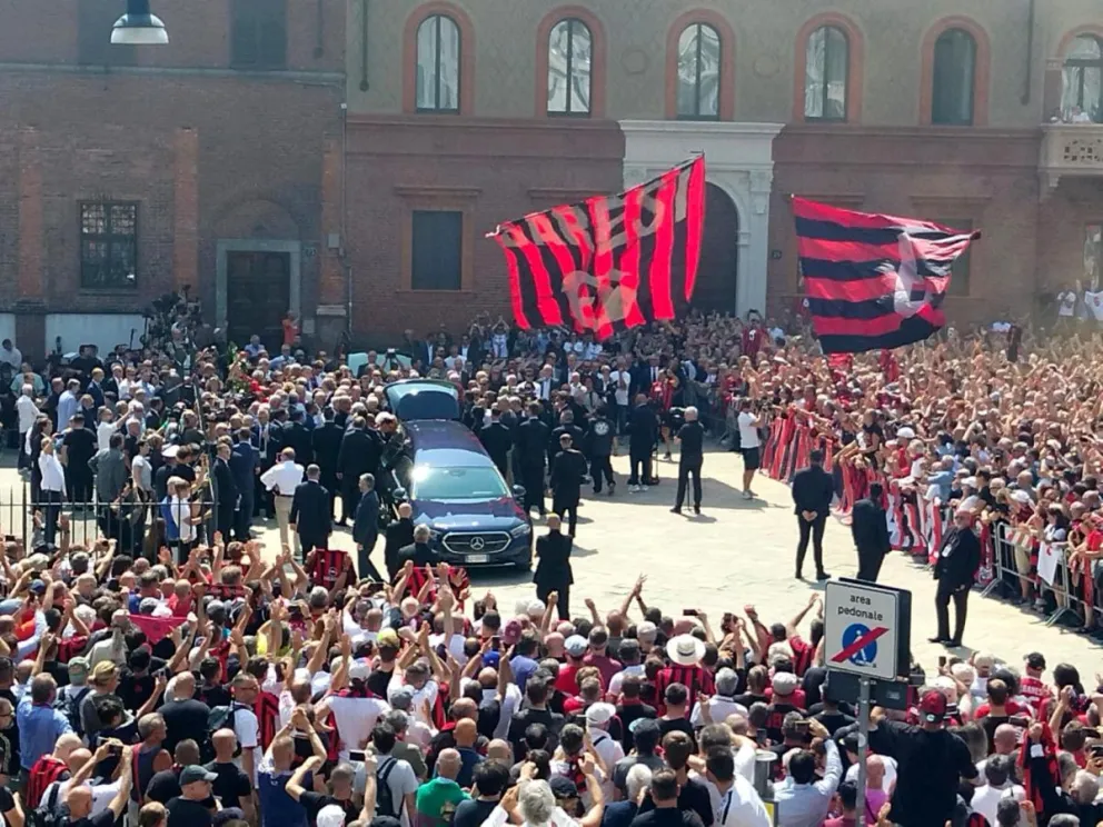 Varios hinchas a las afueras de la Basílica de San Ambrosio para despedir al excapitán Franco Baresi. Foto: EFE.