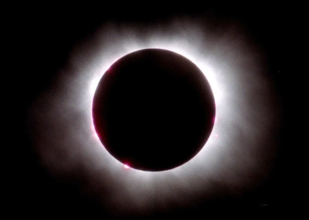 La corona solar vista en el cielo de Bucarest durante un eclipse solar total. Foto: EFE 