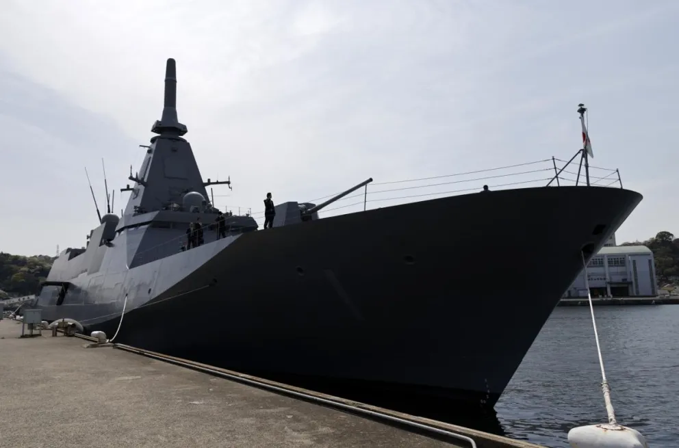 La fragata furtiva FFM Mogami de la Fuerza Marítima de Autodefensa de Japón (Ejército) en la base de Yokosuka, cerca de Tokio, el 8 de abril de 2025, durante la visita al país del secretario general de la OTAN, Mark Rutte. Foto: EFE