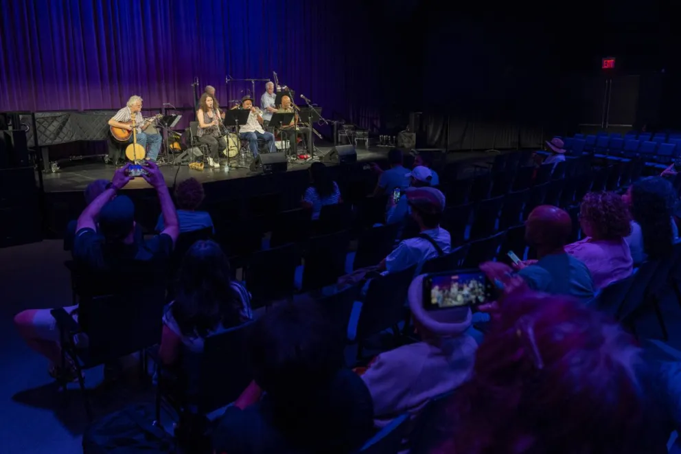 Personas asisten al concierto por la celebración de los 125 años de Louis Armstrong este lunes, en el Bronx Music Hall, en Nueva York (Estados Unidos). Foto: EFE