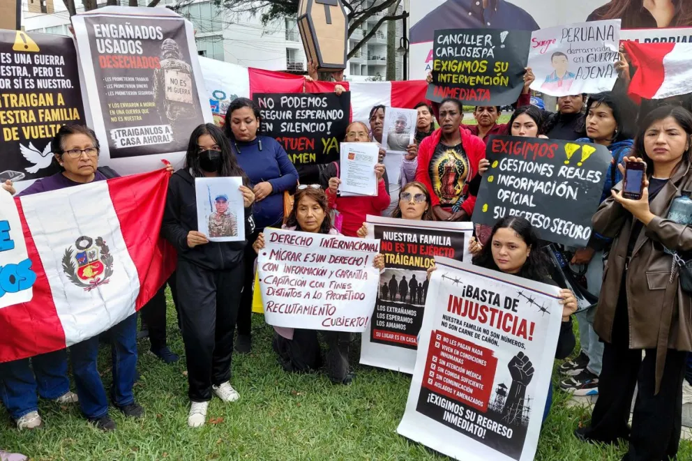 Familiares de peruanos reclutados por Rusia para luchar en la guerra contra Ucrania participan en una manifestación para que devuelvan a sus allegados, especialmente a los heridos, frente a la Embajada de Rusia en Lima (Perú). Foto: EFE