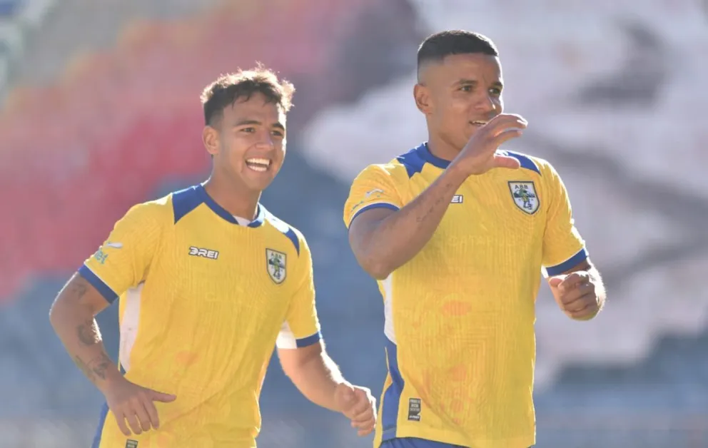 Juan Fajardo, junto a Emanuel Paniagua, festeja el primero de sus goles a Real Oruro. Foto: Agencia Marka Registrada