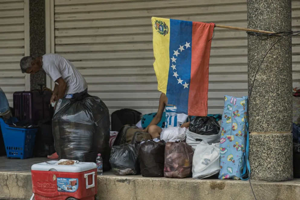 Fotografía de archivo en la que se captó a una pareja en una zona afectada por los terremotos, en Tanaguaneras (La Guaira, Venezuela). EFE