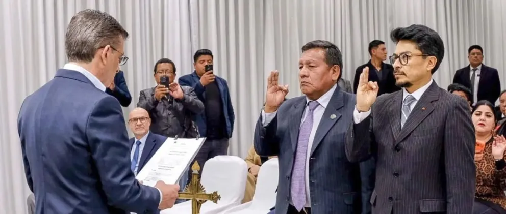 Los nuevos ministros de la Presidencia, Fernando Aramayo y de Relaciones Exteriores, Héctor Huanca, juraron al cargo ayer. Foto: APG