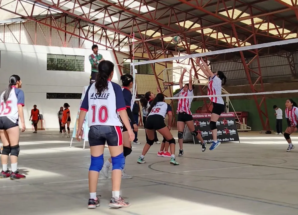 Uno de los encuentros que se jugaron el domingo. Foto: Torneo Colegial de Vóley.
