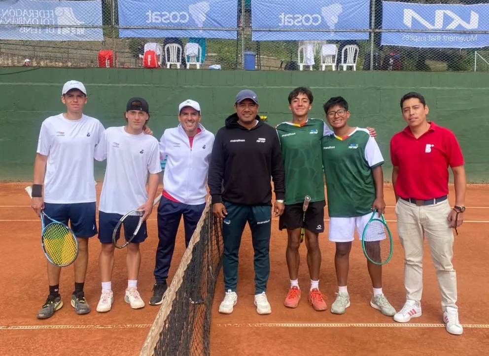 La dupla masculina (de verde), previo a su partido en Colombia. Foto: FBT.