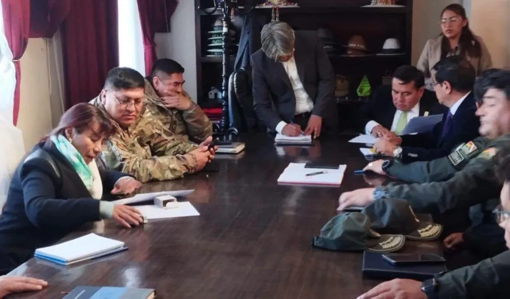 Representantes de varias instituciones de Oruro definieron medidas en defensa del cerro Posokoni. Foto: Comibol Bocamina