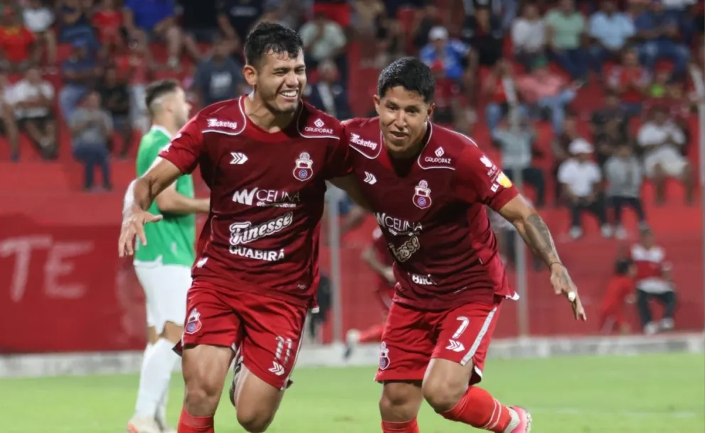 Samuel Garzón (izq.), autor del gol, y Gustavo Peredo celebran el segundo de Guabirá. Foto: Agencia Marka Registrada