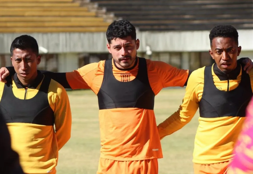 Los jugadores del Tigre Kevin Romay (izq.), Darwin Lom y Jaime Arrascaita en un entrenamiento en Achumani. Foto: Club The Strongest