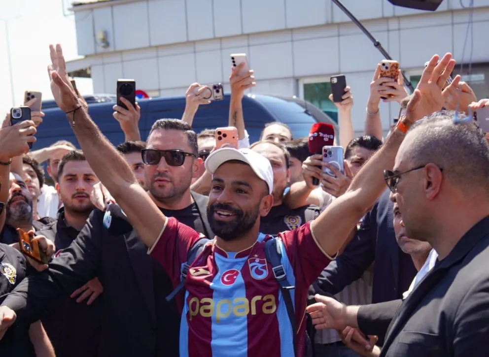 Salah con su nueva camiseta en su arribo a Turquía. Foto: Trabzonspor.