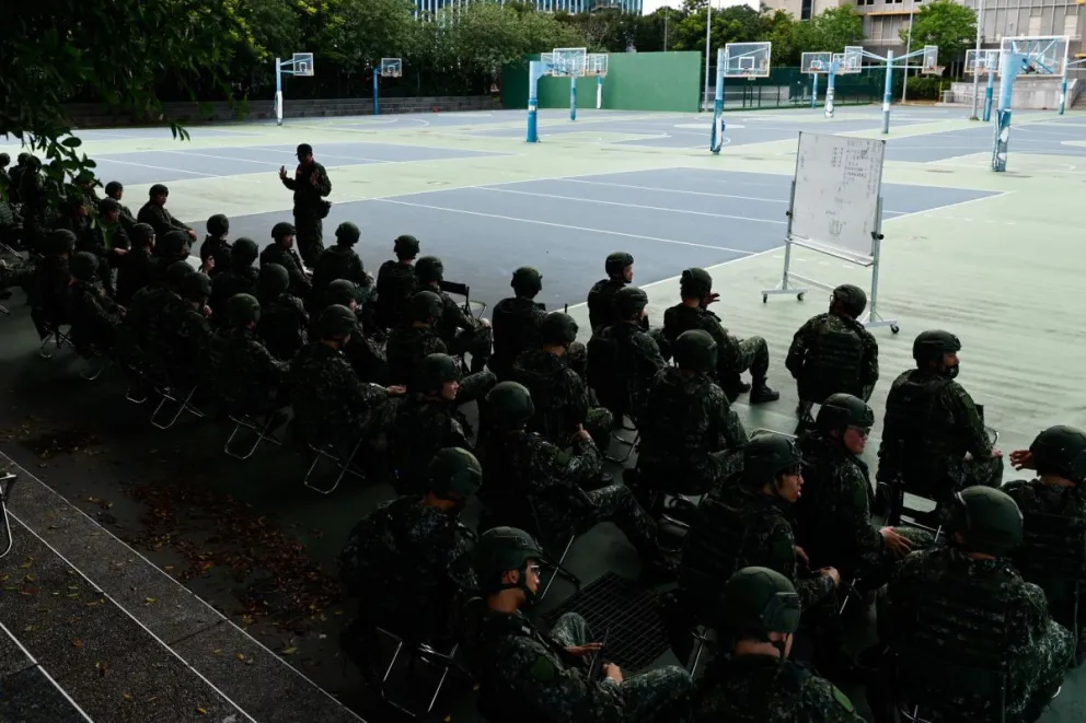 Reservistas militares taiwaneses realizan ejercicios de manejo y tiro con fusil durante un entrenamiento de combate como parte de las maniobras militares anuales Han Kuang en Taipéi. Foto: EFE 