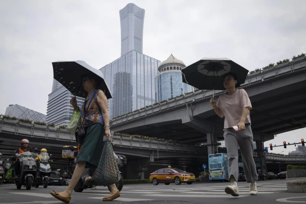 Varias mujeres en el Distrito Central de Negocios (CBD) de Pekín, China, el 31 de julio de 2026. Foto: EFE 
