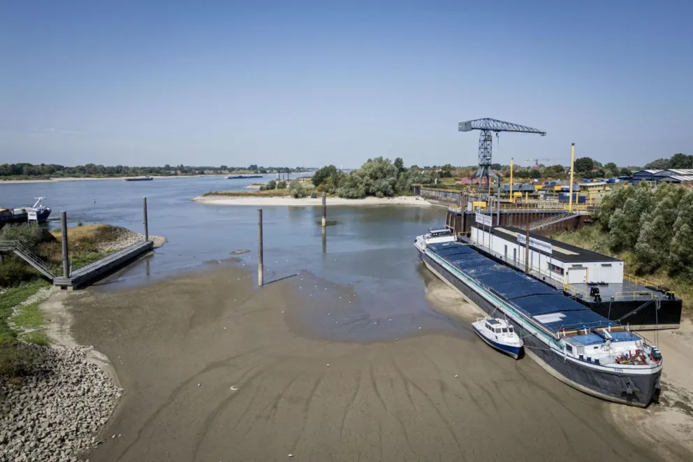 Este martes, un barco queda varado en el Rin, en Tolkamer (Países Bajos). Foto: EFE