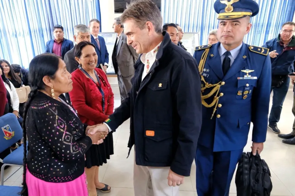 El presidente Rodrigo Paz a su arribo al aeropuerto de Sucre. Foto tomada de la cuenta en RRSS del presidente Rodrigo Paz