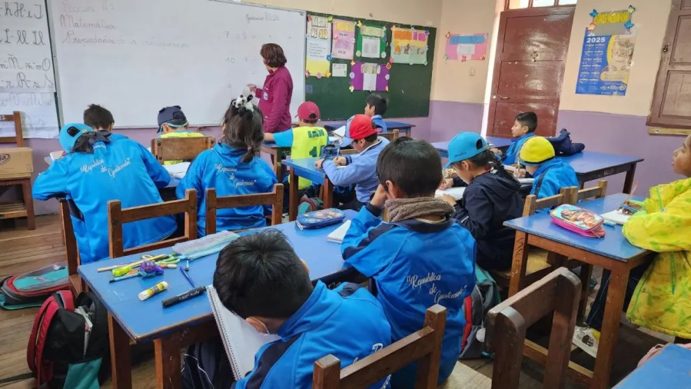 Niños durante una clase en un aula en el colegio República de Guatemala. Foto: Campaña Boliviana por el Derecho a la Educación