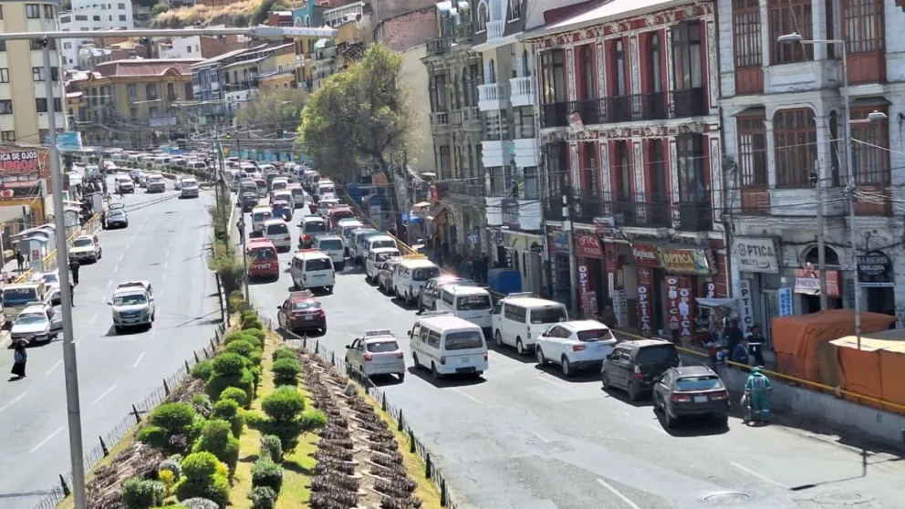 A la izquierda decenas de vehículos esperando por cargar gasolina en un surtidor de la avenida Montes. Foto: Visión 360