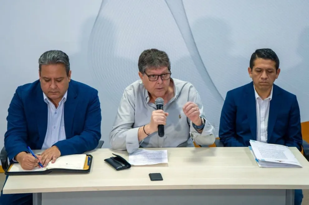 El presidente de YPFB, Sebastián Daroca; el ministro de Hidrocarburos, Marcelo Blanco; y el viceministro de Transparencia, Yamil García, en conferencia de prensa. Foto: YPFB