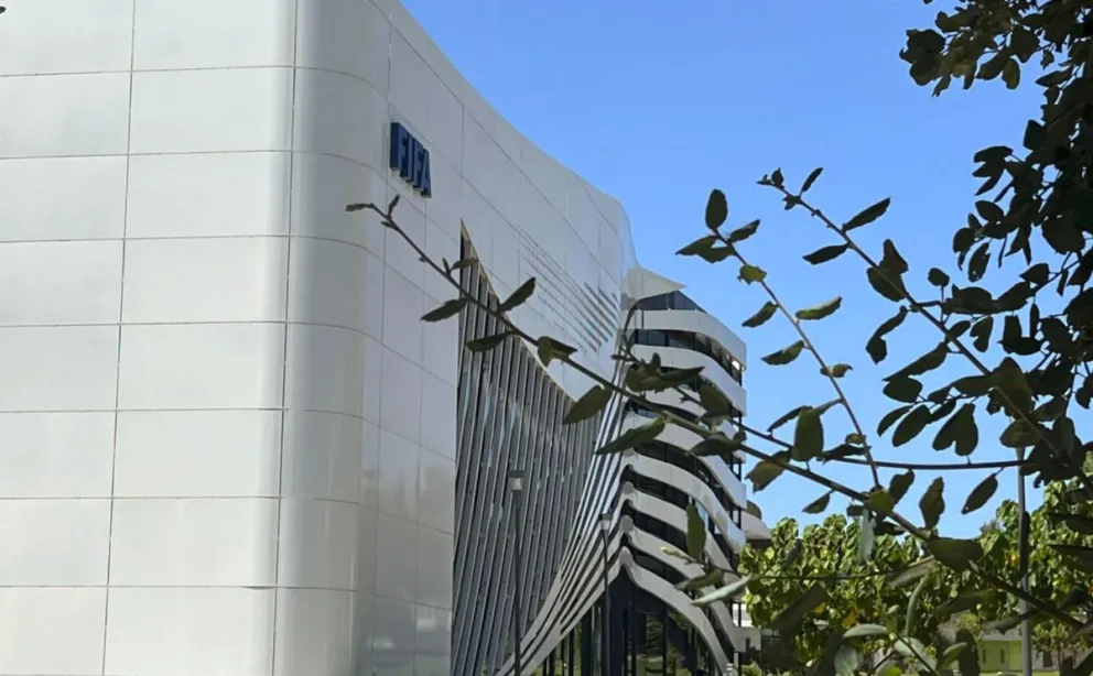 Vista exterior de la sede de la FIFA en Rabat, donde hubo una reunión de emergencia este miércoles. Foto: EFE
