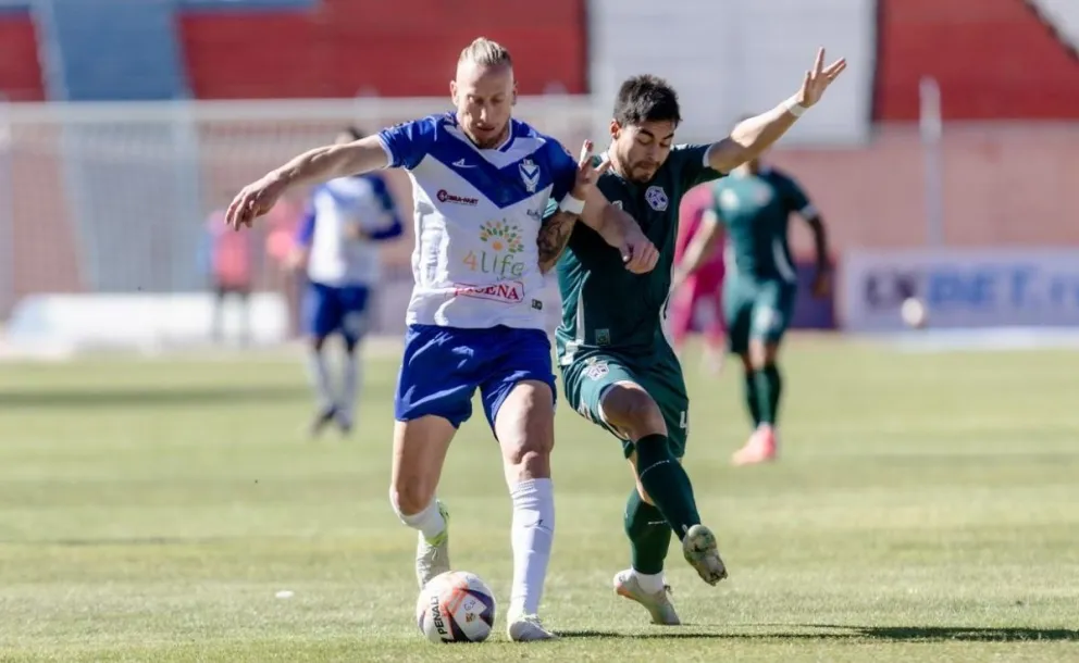 Joaquín Lencias (izq.), de GV San José, y Sergio Villamil, de San Antonio, disputan un balón. Foto: Club GV San José