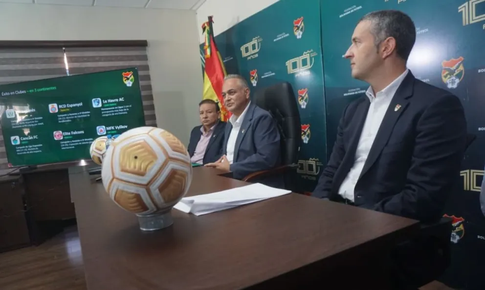 Fernando Costa (centro), presidente de la FBF, junto a Gastón Uribe y Hugo Blanco. Foto: APG