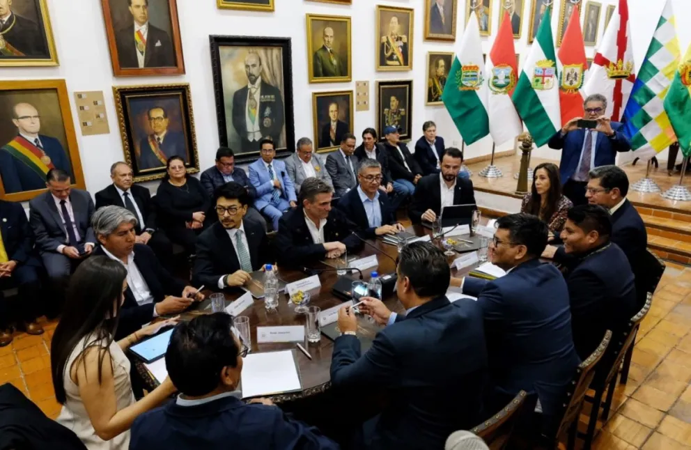 El presidente Rodrigo Paz Pereira reunido con los nueve gobernadores en Sucre. Foto: Oficina del Presidente