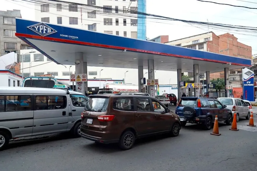 Filas de vehículos para cargar combustible en una estación de la ciudad de La Paz. Foto: EFE