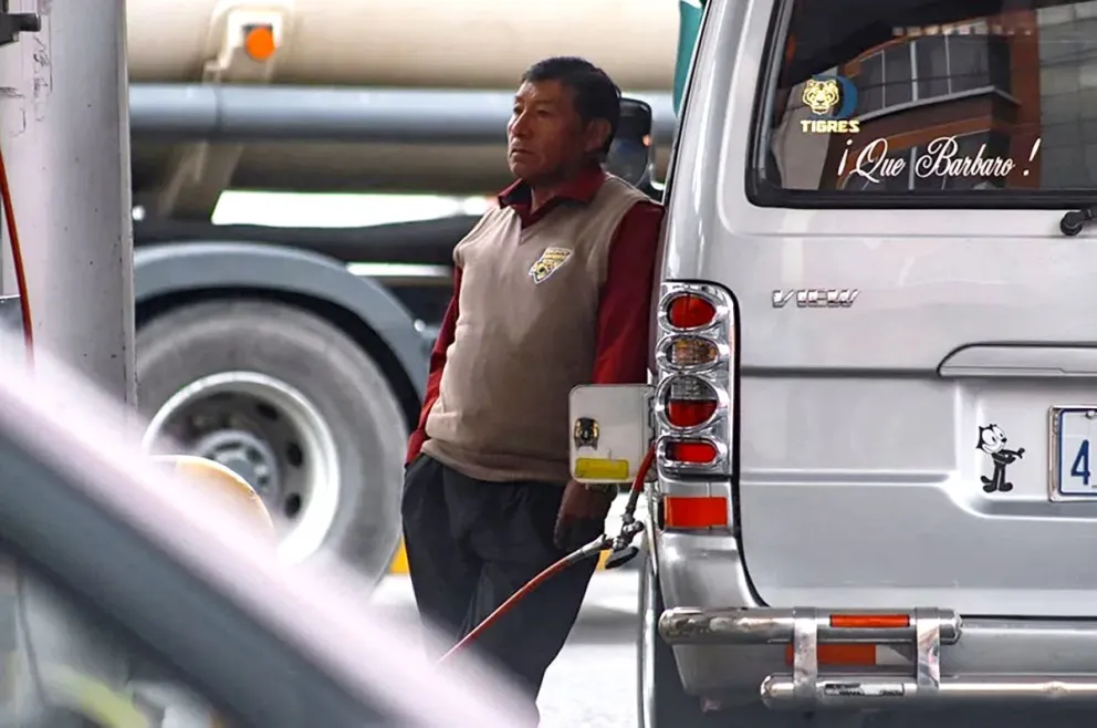Un minibús carga gasolina en un surtidor. Foto archivo