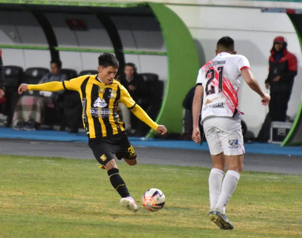 El atigrado Juan Cuéllar patea la pelota. Foto: Agencia Marka Registrada.
