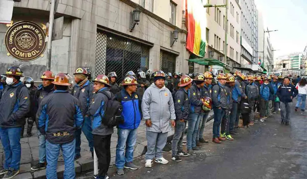 Mineros de Potosí apostados en la puerta de la Comibol de la avenida Camacho, en la ciudad de La Paz. Foto: APG