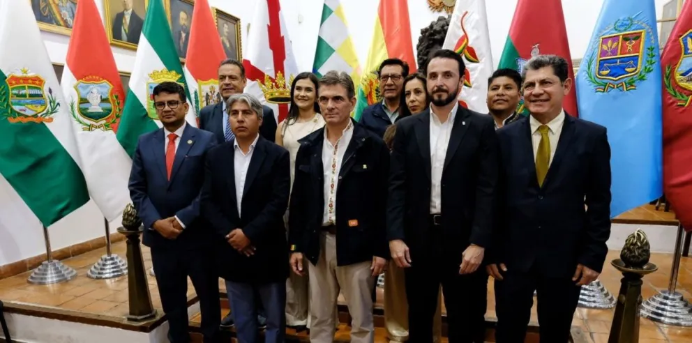 El presidente Rodrigo Paz Pereira y los nueve gobernadores del país. Foto: ABI