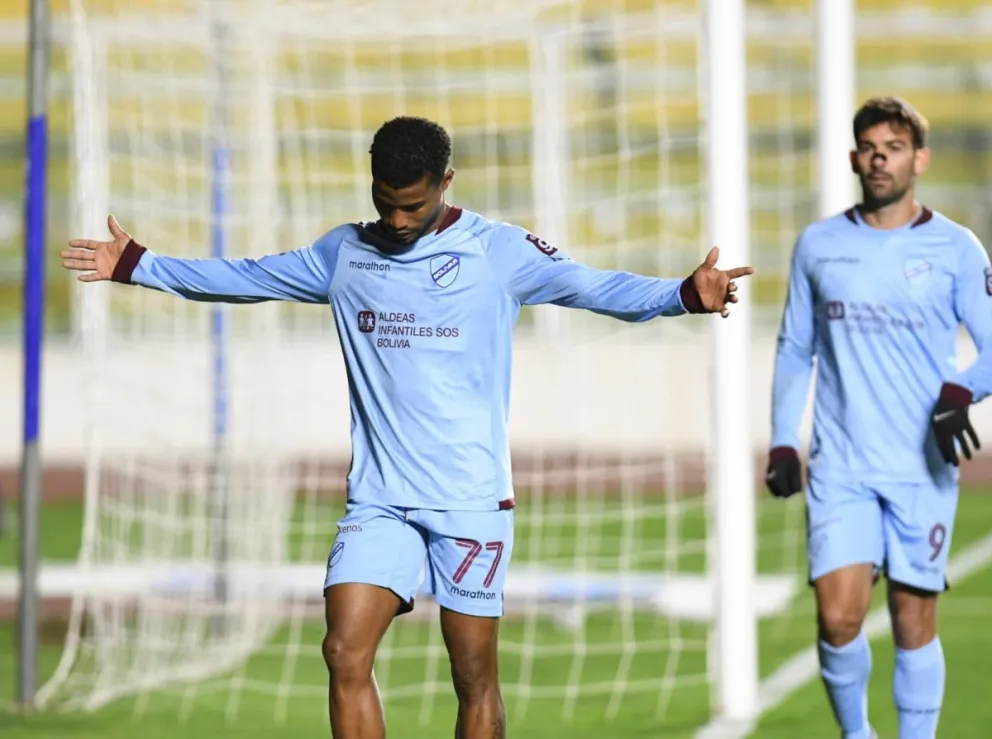 Dorny Romero festeja el primer gol; metros atrás aparece Martín Cauteruccio, autor del segundo. Foto. Agencia Marka Registrada