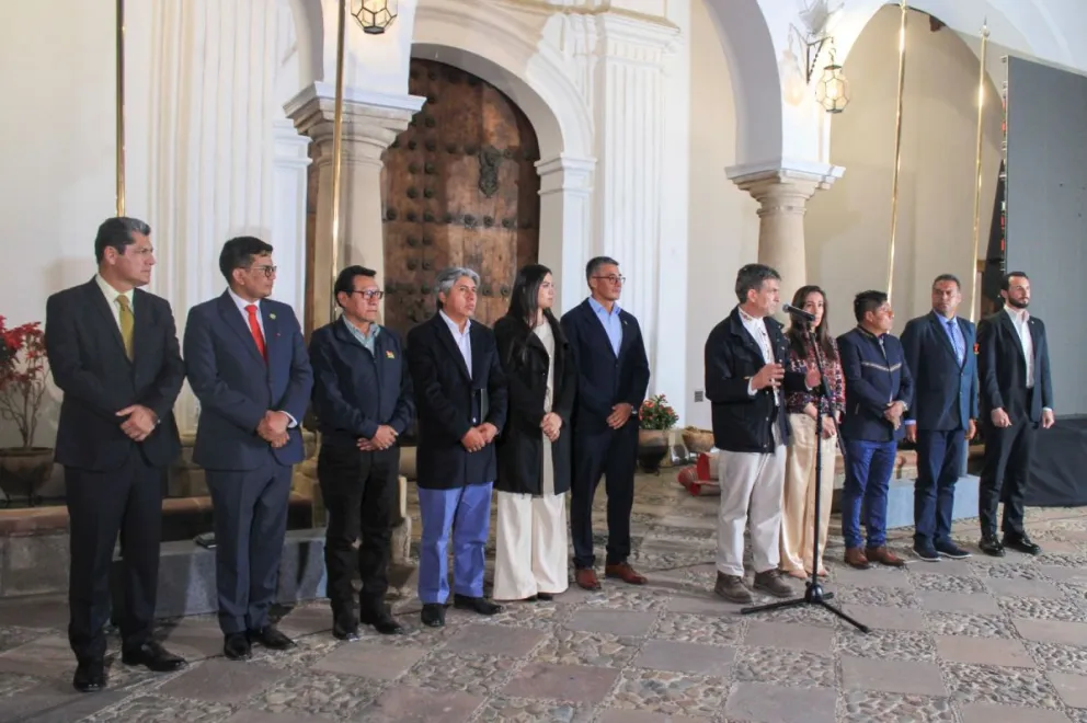 El presidente, Rodrigo Paz, junto a los gobernadores de los nueve departamentos. Foto APG
