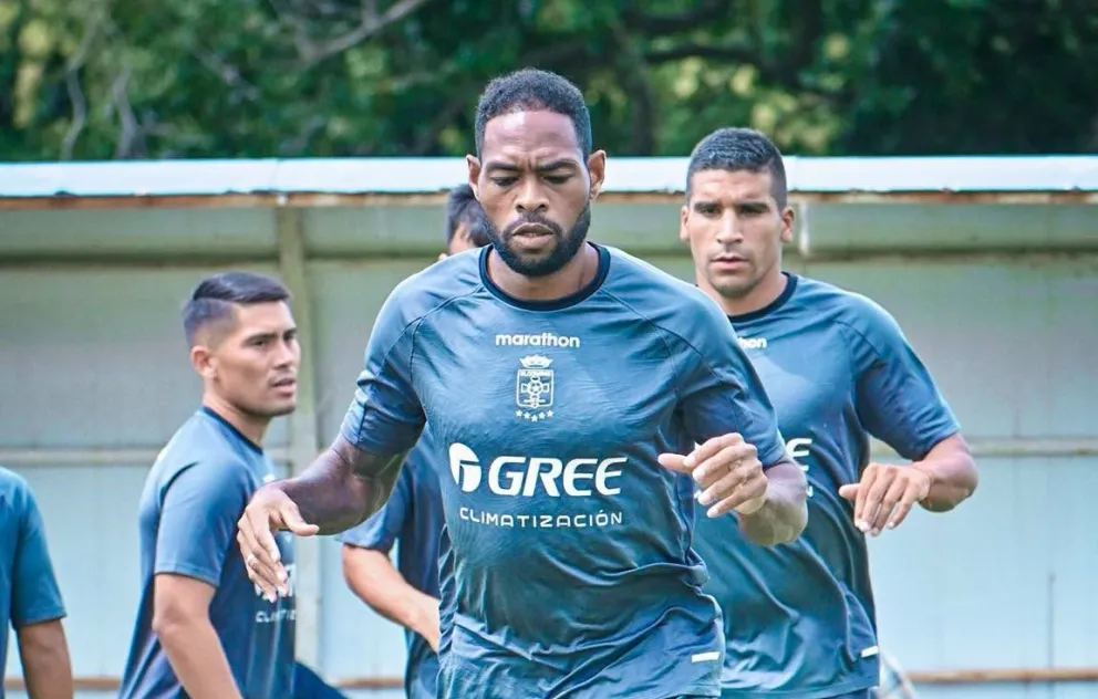 Marc Enoumba, el primero de la fila, y Julio Vila, metros atrás, en una práctica del celeste cruceño. Foto: Club Blooming 
