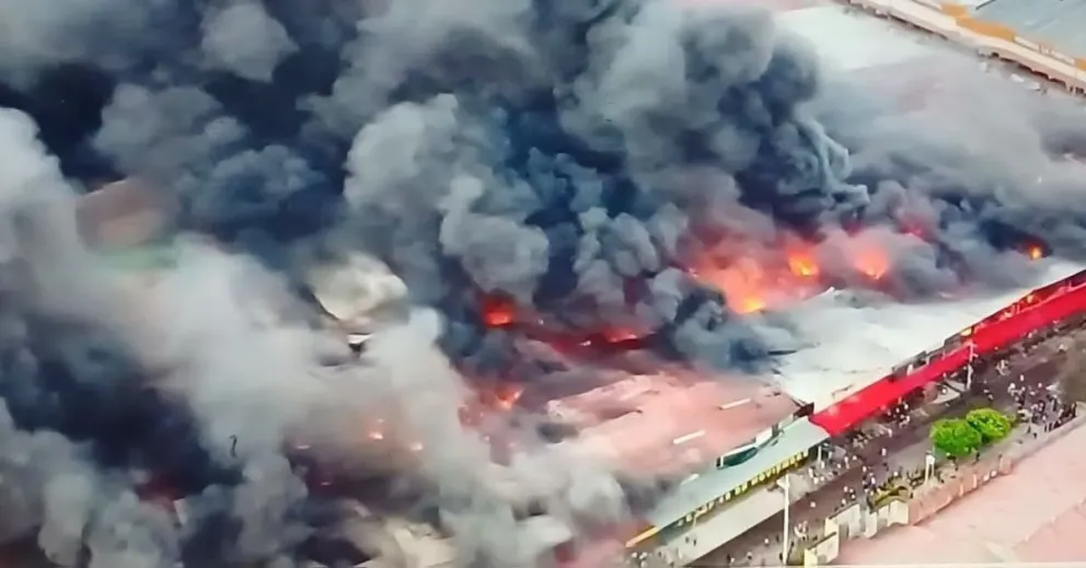 El incendio en la feria Barrio Lindo, en la ciudad de Santa Cruz, se inició en la madrugada. Foto El Chaqueñito Bolivia,