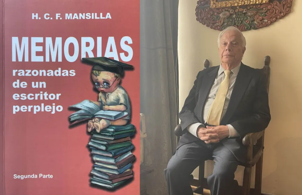 HCF Mansilla en su departamento de Sopocachi y la portada de su lkibro. Foto: IGnacio Vera de Rada