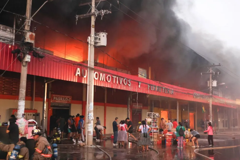 El incendio en la Feria Barrio Lindo en Santa Cruz. Foto: APG