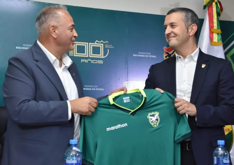 Fernando Costa, titular de la FBF, le regala a Hugo Blanco la caniseta de la Selección. Foto: Marka Registrada