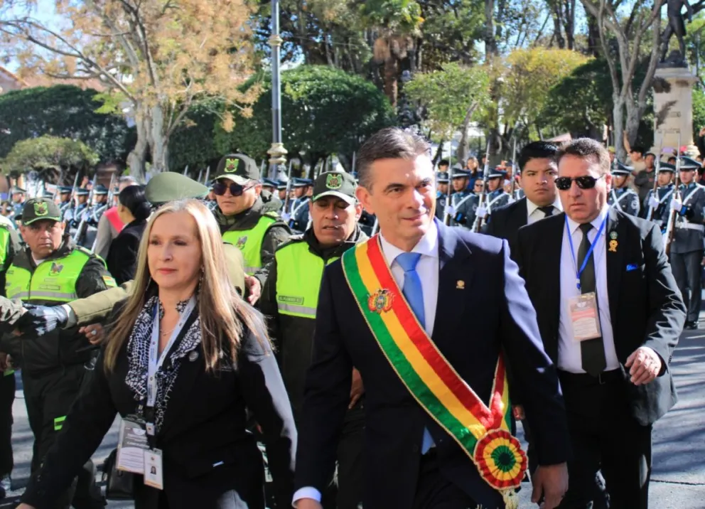 El presidente Rodrigo Paz, momentos antes de ofrecer su discurso por el 201 aniversario de la independencia de Bolivia, este 6 de agosto, en la ciudad de Sucre. Foto: APG.