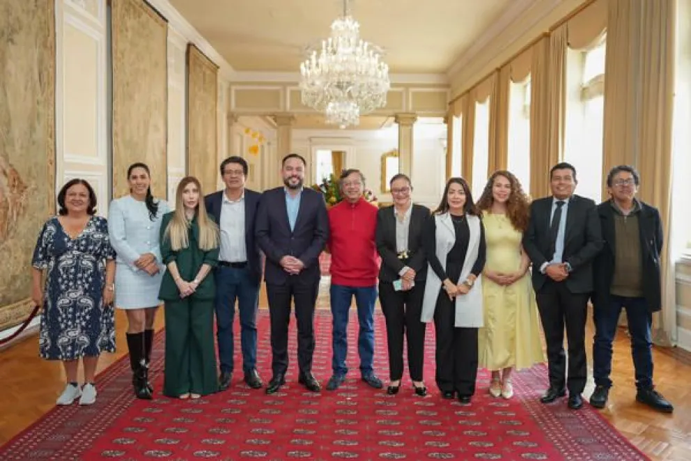 Fotografía tomada de la cuenta en X @UNGRD de la Unidad Nacional para la Gestión del Riesgo de Desastres que muestra al presidente saliente de Colombia, Gustavo Petro (c), junto algunos de sus ministros y colaboradores en Bogotá (Colombia). Foto EFE