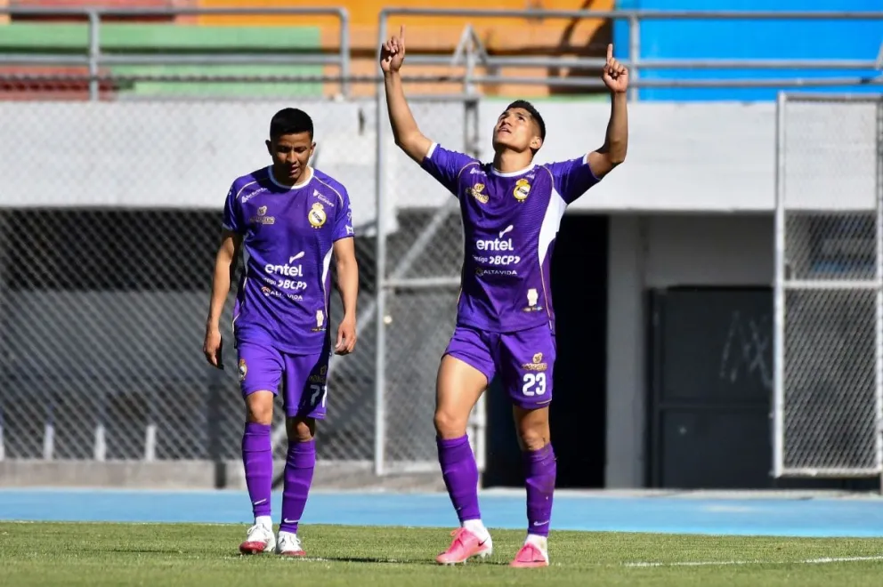 Luis Alí celebra el primer gol que anotaron los potosinos en el Valle. Foto. APG