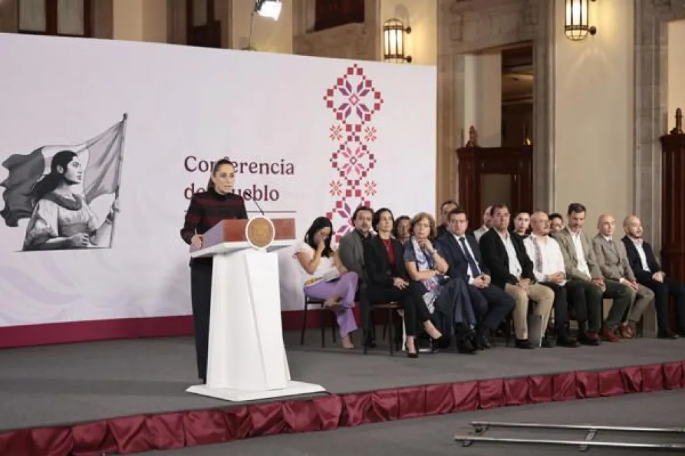 La presidenta de México, Claudia Sheinbaum, habla durante una rueda de prensa este jueves en Palacio Nacional de la Ciudad de México (México). Foto EFE