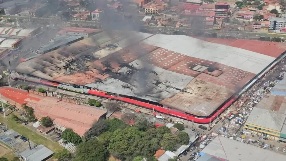El incendio continúa dentro de la feria Barrio Lindo en Santa Cruz. Foto: Ministerio de Defensa
