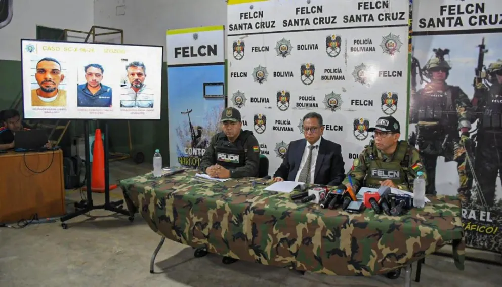 El comandante departamental de Policía de Santa Cruz, David Gómez, el ministro de Gobierno, Marco Antonio Oviedo y el director nacional de la Fuerza Especial de Lucha Contra el Narcotráfico (FELCC) en conferencia de prensa. Foto Ministerio de Gobierno