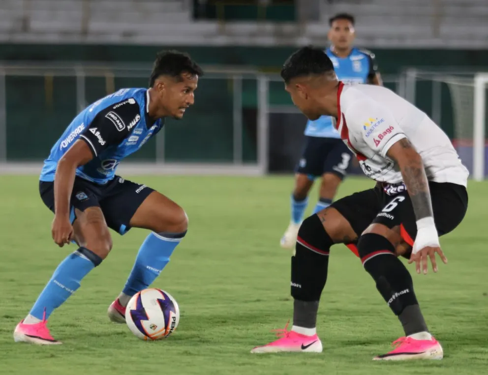 Una incidencia del encuentro disputado en el estadio Tahuichi Aguilera. Foto. APG