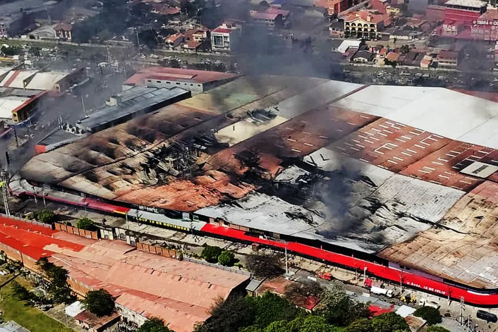 El incendio en la feria de Bario Lindo. Foto: APG